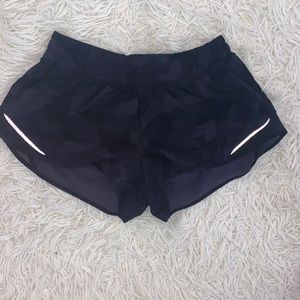 lululemon hotty hot 2.5” black camo shorts size 8